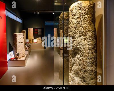 Korridor mit Grabstelen, Arkeologi Museoa, archäologisches Museum, Bilbao, Bizkaia, Baskenland, Spanien. Stockfoto