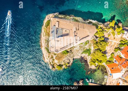 Ein vertikaler Blick aus der Vogelperspektive auf Fort Lovrijenac in Dubrovnik, Kroatien, mit seinen massiven Steinmauern, der strategischen Lage an den Klippen und dem UNESCO-Weltkulturerbe Stockfoto
