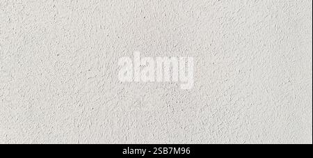 Weiße Wand, Textur, Hintergrund. Die Gebäudewand, mit weißer Farbe auf Wasserbasis bemalt. Gebeizte, verblasene Oberfläche in weiß Stockfoto