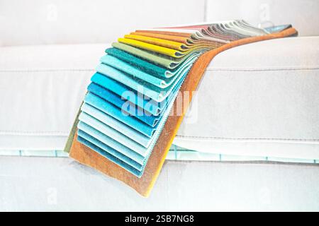 Muster mehrfarbiger Stoffe für Möbelpolster Stockfoto