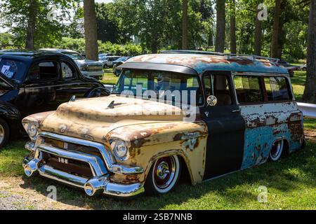 Ein abgesenkter, mehrfarbiger 1956 GMC Vorort in einer Autoausstellung in einem Park in Auburn, Indiana, USA. Stockfoto