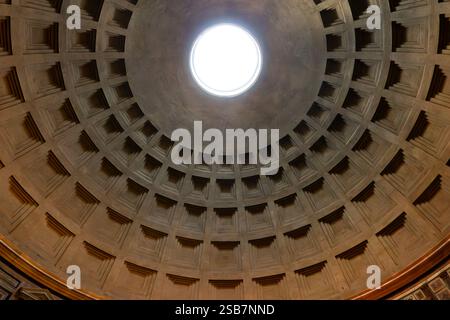 Innenansicht der Pantheon-Kuppel in Rom, Italien an einem sonnigen Tag mit Sonnenschein durch das oculus-Loch in der Decke Stockfoto