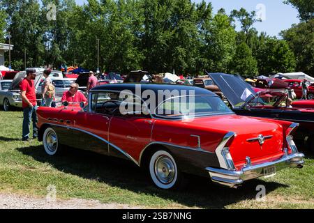 Ein viertüriges Hardtop des Buick Roadmaster Century Riviera aus dem Jahr 1956 in Rot und Schwarz auf einer Automobilausstellung in Auburn, Indiana, USA. Stockfoto