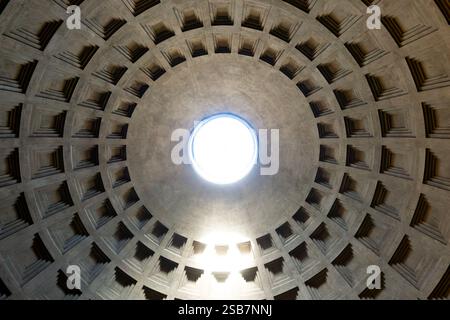 Innenansicht der Pantheon-Kuppel in Rom, Italien an einem sonnigen Tag mit Sonnenschein durch das oculus-Loch in der Decke Stockfoto