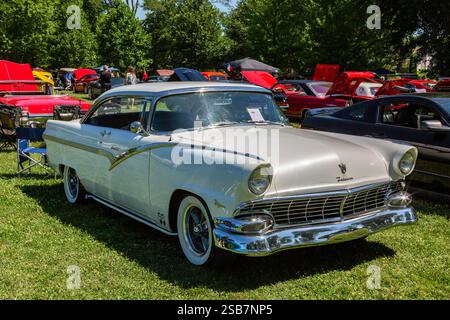 Ein weißes Ford Fairlane Coupé aus dem Jahr 1956 auf einer Automobilausstellung in Auburn, Indiana, USA. Stockfoto