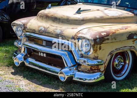 Ein abgesenkter, mehrfarbiger 1956 GMC Vorort in einer Autoausstellung in einem Park in Auburn, Indiana, USA. Stockfoto