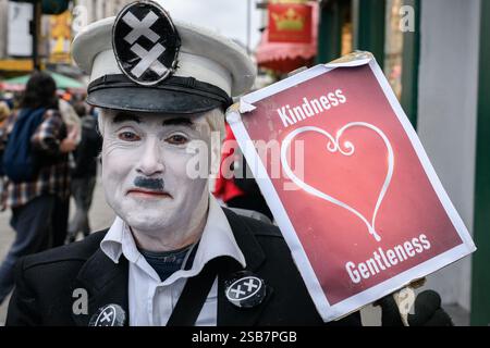 London, Großbritannien. 1. Februar 2025. Der Aktivist Neil Goodwin, auch bekannt als „Charlie X“, verkleidet als Charlie Chaplin-Figur Adenoid Hynkel aus dem Film der große Diktator, der den Nazismus verspottet und verurteilt. Er hält während eines antirassistischen Protestes in Whitehall ein Plakat mit der Aufschrift „Freundlichkeit – Sanftmut“. Organisiert von Stand Up to Rassismus, wurde die Veranstaltung als Gegenprotest gegen eine nahe gelegene Kundgebung von rechtsextremen Anhängern von „Tommy Robinson“ - wirklicher Name Stephen Yaxley Lennon - in Rechnung gestellt, der derzeit wegen Verachtung des Gerichts im Gefängnis ist. Quelle: Ron Fassbender/Alamy Live News Stockfoto