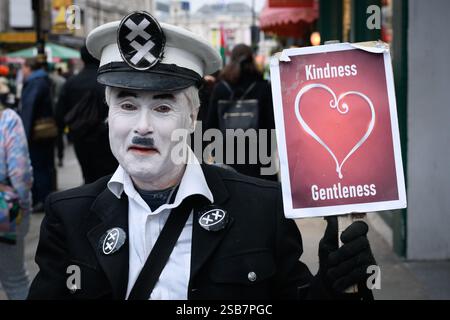 London, Großbritannien. 1. Februar 2025. Der Aktivist Neil Goodwin, auch bekannt als „Charlie X“, verkleidet als Charlie Chaplin-Figur Adenoid Hynkel aus dem Film der große Diktator, der den Nazismus verspottet und verurteilt. Er hält während eines antirassistischen Protestes in Whitehall ein Plakat mit der Aufschrift „Freundlichkeit – Sanftmut“. Organisiert von Stand Up to Rassismus, wurde die Veranstaltung als Gegenprotest gegen eine nahe gelegene Kundgebung von rechtsextremen Anhängern von „Tommy Robinson“ - wirklicher Name Stephen Yaxley Lennon - in Rechnung gestellt, der derzeit wegen Verachtung des Gerichts im Gefängnis ist. Quelle: Ron Fassbender/Alamy Live News Stockfoto