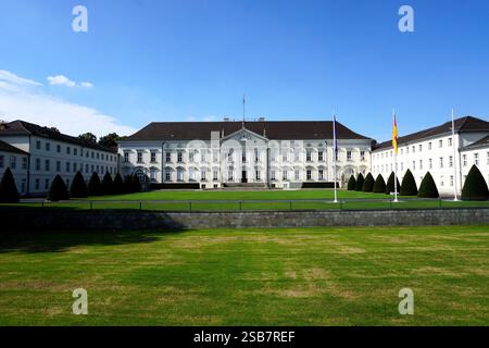 Schloss Bellevue in Berlin ist offizieller Sitz des Bundespräsidenten; Blick auf die klassische Architektur und den grünen Rasen des Gebäudes Stockfoto