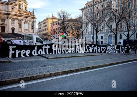 Demonstration des Netzwerks Sanitarians für Gaza ROM, ITALIEN - 1. FEBRUAR: Nationale Demonstration des Netzwerks Sanitarians für Gaza, um die Freilassung von inhaftierten palästinensischen Ärzten und Zivilisten durch den Staat Israel, einen dauerhaften Waffenstillstand im Gazastreifen und in besetzten palästinensischen Gebieten sowie sichere humanitäre Korridore am 1. Februar 2025 in Rom, Italien. Rom Italien Copyright: XStefanoxMontesix Stockfoto