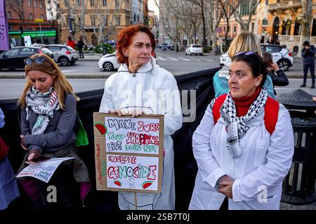 Demonstration des Netzwerks Sanitarians für Gaza ROM, ITALIEN - 1. FEBRUAR: Nationale Demonstration des Netzwerks Sanitarians für Gaza, um die Freilassung von inhaftierten palästinensischen Ärzten und Zivilisten durch den Staat Israel, einen dauerhaften Waffenstillstand im Gazastreifen und in besetzten palästinensischen Gebieten sowie sichere humanitäre Korridore am 1. Februar 2025 in Rom, Italien. Rom Italien Copyright: XStefanoxMontesix Stockfoto