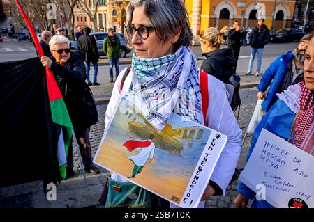 Demonstration des Netzwerks Sanitarians für Gaza ROM, ITALIEN - 1. FEBRUAR: Nationale Demonstration des Netzwerks Sanitarians für Gaza, um die Freilassung von inhaftierten palästinensischen Ärzten und Zivilisten durch den Staat Israel, einen dauerhaften Waffenstillstand im Gazastreifen und in besetzten palästinensischen Gebieten sowie sichere humanitäre Korridore am 1. Februar 2025 in Rom, Italien. Rom Italien Copyright: XStefanoxMontesix Stockfoto