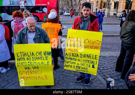 Demonstration des Netzwerks Sanitarians für Gaza ROM, ITALIEN - 1. FEBRUAR: Nationale Demonstration des Netzwerks Sanitarians für Gaza, um die Freilassung von inhaftierten palästinensischen Ärzten und Zivilisten durch den Staat Israel, einen dauerhaften Waffenstillstand im Gazastreifen und in besetzten palästinensischen Gebieten sowie sichere humanitäre Korridore am 1. Februar 2025 in Rom, Italien. Rom Italien Copyright: XStefanoxMontesix Stockfoto