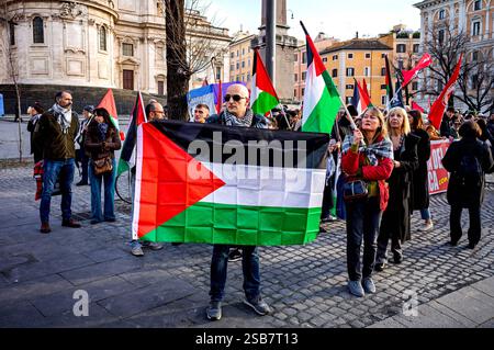 Demonstration des Netzwerks Sanitarians für Gaza ROM, ITALIEN - 1. FEBRUAR: Nationale Demonstration des Netzwerks Sanitarians für Gaza, um die Freilassung von inhaftierten palästinensischen Ärzten und Zivilisten durch den Staat Israel, einen dauerhaften Waffenstillstand im Gazastreifen und in besetzten palästinensischen Gebieten sowie sichere humanitäre Korridore am 1. Februar 2025 in Rom, Italien. Rom Italien Copyright: XStefanoxMontesix Stockfoto