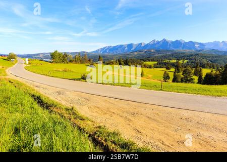 Straße zum Lapszanka Pass und herrlicher Blick auf die Tatra Berge, Polen Stockfoto