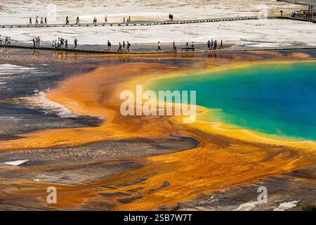 Panoramablick auf die Grand Prismatic Spring, die größte heiße Quelle im Yellowstone National Park im Midway Geyser Basin Stockfoto