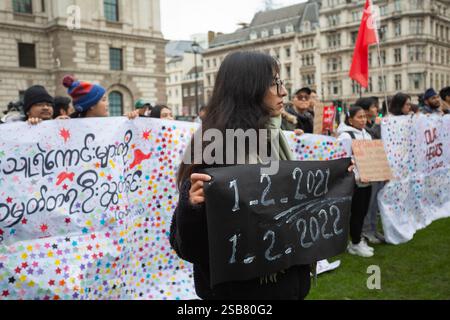 Westminster, London, Großbritannien. Februar 2025. Hunderte von Demonstranten versammeln sich auf dem Westminster Square, um gegen weitere Festnahmen durch die Militärjunta zu demonstrieren, nachdem am 01.02.2021 in Myanmar die national gewählte Regierung von Aung San Suu Kyi abgesetzt wurde. Demonstranten behaupten, dass nach dem Putsch über 5,00 Zivilisten getötet wurden und 3,3 Millionen Menschen vertrieben wurden, und viele andere, die vermisst und unberücksichtigt bleiben. Helen Cowles / Alamy Live News Stockfoto