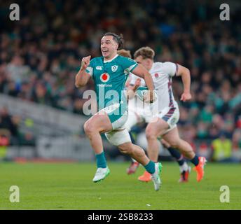 1. Februar 2025; Aviva Stadium, Dublin, Irland: Six Nations International Rugby, Irland gegen England; James Lowe aus Irland macht einen Lauf mit dem Ball Stockfoto
