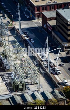 Calgary Alberta Canada, Oktober 30 2024: Versorgungskräfte in Schaufelwagen arbeiten an Stromleitungen und Stromnetzen in den Straßen der Innenstadt. Stockfoto
