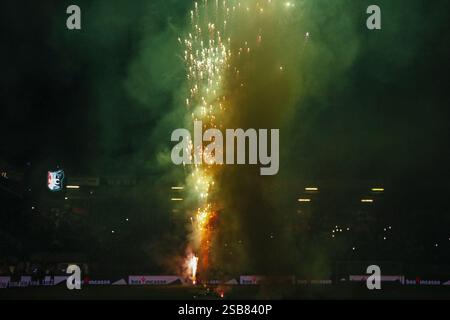 NIJMEGEN, 01-02-2025, Goffert Stadium, Fußball, niederländische eredivisie, Staffel 2024/2025, Feuerwerk vor dem Spiel NEC - PSV. Beschreibung: Pro Shots/Alamy Live News Stockfoto