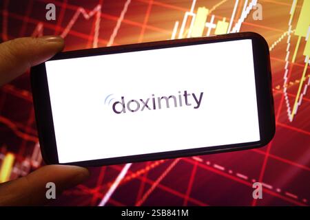 In dieser Abbildung wird das Firmenlogo von Doximity auf einem Smartphone-Bildschirm angezeigt. Stockfoto