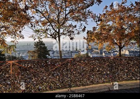 FRANKREICH. PARIS (75) 18. ARRONDISSEMENT. MONTMARTRE. HUNDERTE VON LIEBESVORHÄNGESCHLÖSSERN VOR DEN TOREN DES SACRE-COEUR-PLATZES Stockfoto