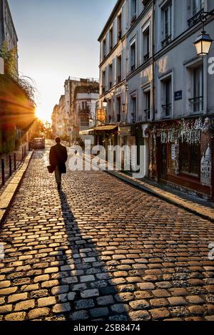 FRANKREICH. PARIS (75) 18. ARRONDISSEMENT. MONTMARTRE. EIN MANN LÄUFT DIE RUE GABRIELLE HINUNTER Stockfoto