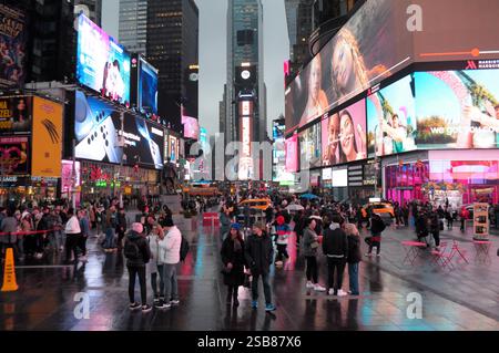 New York, Usa. Januar 31, 2025. Die Leute laufen durch den Times Square, Manhattan, New York City. (Foto: Jimin Kim/SOPA Images/SIPA USA) Credit: SIPA USA/Alamy Live News Stockfoto
