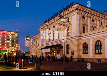Nachtblick auf den Hauptbahnhof in Krakau, Polen. Stockfoto