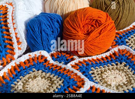 Großmutterplatz. Häkeln Sie die Textur aus der Nähe. Handgestrickter Zickzack-Schmuck. Stockfoto