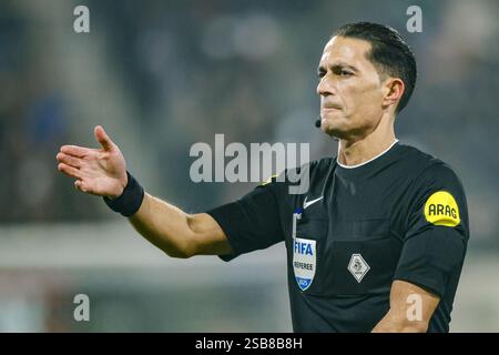 NIJMEGEN, 01-02-2025, Goffert Stadium, Fußball, niederländische eredivisie, Saison 2024/2025, Schiedsrichter Serdar Gozubuyuk während des Spiels NEC - PSV. Beschreibung: Pro Shots/Alamy Live News Stockfoto