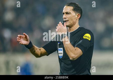 NIJMEGEN, 01-02-2025, Goffert Stadium, Fußball, niederländische eredivisie, Saison 2024/2025, Schiedsrichter Serdar Gozubuyuk während des Spiels NEC - PSV. Beschreibung: Pro Shots/Alamy Live News Stockfoto