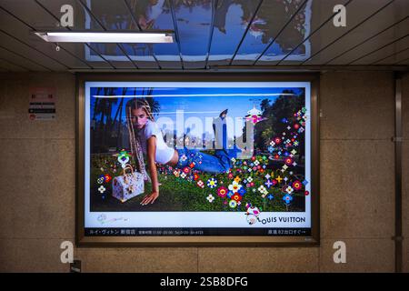 tokio, shinjuku - 13. januar 2025: Louis Vuitton Zendaya Werbespot mit Murakami-Kunstwerken in der U-Bahn-Station Ginza. Stockfoto