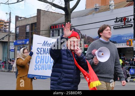 Queens, New York, USA. Februar 2025. Chuck Schumer winkt während der Queens Lunar New Year Parade 2025 zu einer Menschenmenge. Credit: Katie Godowski/Media Punch/Alamy Live News Stockfoto
