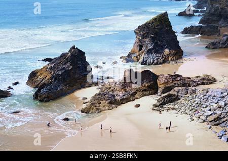 Die Menschen am Strand von Bedruthan Steps mit den riesigen Felsen entlang der dramatischen Küste Cornwalls, England, Großbritannien. Küstenstrände Stockfoto