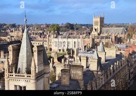 Blick von der Spitze des Great St Mary's Church Turms nach Norden zum Trinity College und St. John's College Chapel Tower, University of Cambridge, England, Großbritannien Stockfoto
