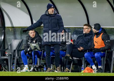 NIJMEGEN, 01-02-2025, Goffert Stadium, Fußball, niederländische eredivisie, Saison 2024/2025, PSV-Trainer Peter Bosz während des Spiels NEC - PSV. Beschreibung: Pro Shots/Alamy Live News Stockfoto