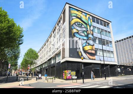 Farbenfrohes Wandgemälde eines Frauengesichts des chilenischen Künstlers Otto Schade namens „ihre Heimatstadt“ an der Seite eines Gebäudes in Croydon, England, Großbritannien Stockfoto