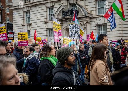 Aktivisten marschierten von der St James Street nach Whitehall, als Gegenprotest gegen den Tommy Robinson-marsch, der stattfand. Stockfoto