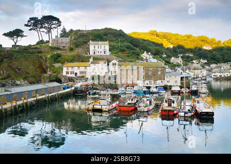 Blick auf traditionelle kornische Hütten und farbenfrohe Fischerboote im Hafen von Polperro, einem malerischen Fischerdorf in Cornwall, England, Großbritannien Stockfoto