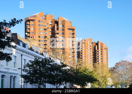 Zwei Brutalistische rote Backsteintürme auf dem World's End Estate, einem großen Wohnsiedlungsgrundstück in Chelsea, einem der reichsten Stadtteile Londons in England Großbritannien Stockfoto
