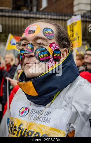 Aktivisten marschierten von der St James Street nach Whitehall, als Gegenprotest gegen den Tommy Robinson-marsch, der stattfand. Stockfoto