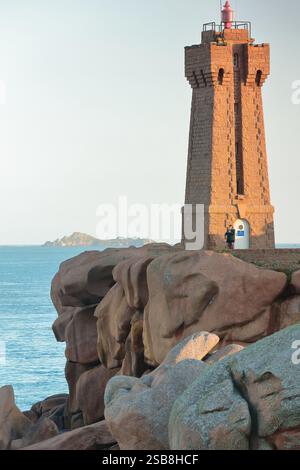 257 der Mean Ruz - Red Stone - Leuchtturm an der Pink Granit Coast bei Sonnenaufgang, Markierung des Meerpasseingangs zum Hafen von Ploumanac'h. Bretagne-Frankreich Stockfoto