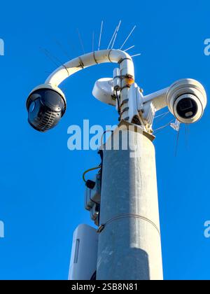 Überwachungskameras überwachen einen Parkplatz - Big Brother Security und Kriminalprävention Stockfoto