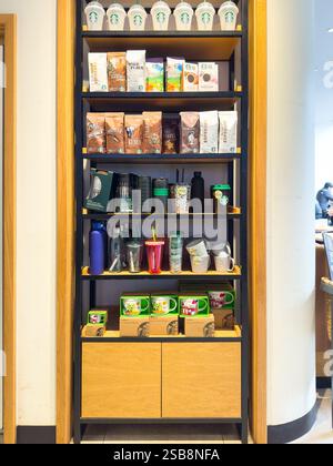Innenregale im Newcastle Starbucks Coffee Shop mit nachfüllbaren Tassen, Markenbechern und Taschen mit gemahlenem Kaffee Stockfoto