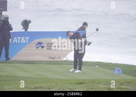 Pebble Beach, USA. Februar 2025. Pebble Beach, Kalifornien, USA - 1. Februar 2025 Rory McIlroy fährt auf dem 11. Loch eines trostlosen Tages auf dem AT&T Pebble Beach Pro-am (PGA Tour Signature Golf Event) Golfplatz, Kalifornien, USA Credit: Motofoto/Alamy Live News Stockfoto