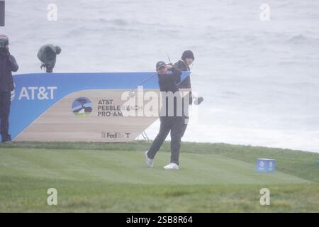 Pebble Beach, USA. Februar 2025. Pebble Beach, Kalifornien, USA - 1. Februar 2025 Rory McIlroy fährt auf dem 11. Loch eines trostlosen Tages auf dem AT&T Pebble Beach Pro-am (PGA Tour Signature Golf Event) Golfplatz, Kalifornien, USA Credit: Motofoto/Alamy Live News Stockfoto
