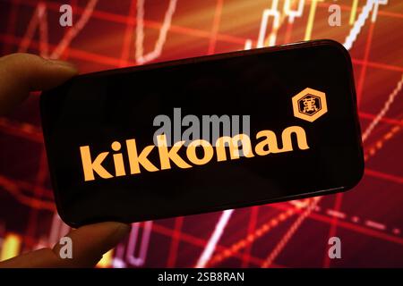Polen. Januar 2025. In dieser Fotoabbildung wird das Logo des Unternehmens Kikkoman auf einem Smartphone-Bildschirm angezeigt. (Credit Image: © Piotr SWAT/SOPA Images via ZUMA Press Wire) NUR REDAKTIONELLE VERWENDUNG! Nicht für kommerzielle ZWECKE! Stockfoto