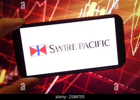 Polen. Februar 2025. In dieser Fotoabbildung wird das Firmenlogo von Swire Pacific auf einem Smartphone-Bildschirm angezeigt. (Credit Image: © Piotr SWAT/SOPA Images via ZUMA Press Wire) NUR REDAKTIONELLE VERWENDUNG! Nicht für kommerzielle ZWECKE! Stockfoto