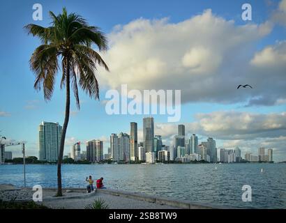 Blick auf die Skyline von Miami bei Sonnenuntergang von der Biscayne Bay. Miami, Florida, USA. Stockfoto